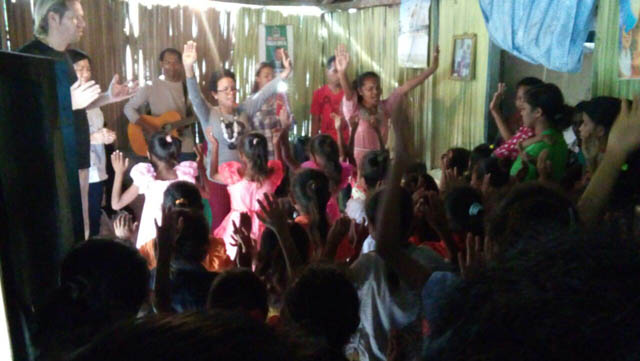 Kunjungan ke Pos Pelayanan GDS Soe di Oenlasi, Kabupaten   TTS, NTT-mendoakan anak-anak-1